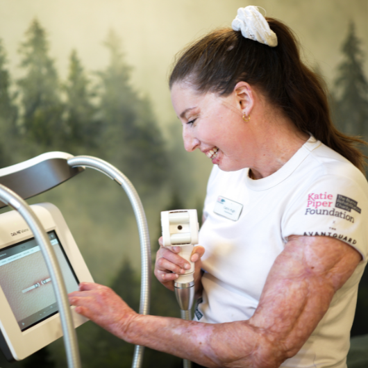 Therapist Catrin using LPG machine